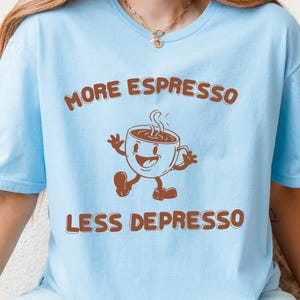 Camiseta &quot;Más Espresso, Menos Depresso&quot; - Divertida camiseta para amantes del café - Bonita camiseta vintage de cafetería - Regalo humorístico para la salud mental - Camiseta con juego de palabras sobre café