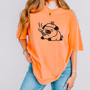 Colores cómodos, linda camiseta de cerdo enfermo, divertida camiseta de animal con fiebre, diseño kawaii de cerdo enfermo, camiseta de cerdo triste de dibujos animados, linda idea de regalo para amantes de los animales