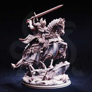 Peut inclure: Figurine détaillée d'un chevalier à cheval, prêt au combat. Le chevalier, vêtu d'une armure ornée, lève une épée. Le cheval est également blindé, et la base présente un terrain rocheux. La palette de couleurs est principalement composée de nuances de gris et de marron.
