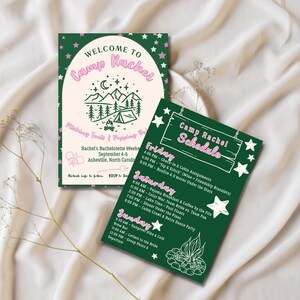 Pode incluir: Dois cartões verdes e creme com texto e ilustrações em rosa. Um cartão diz "Bem-vindo ao Camp Rachel" com um gráfico de montanha e tenda. O outro é um cronograma de fim de semana com um gráfico de fogueira.