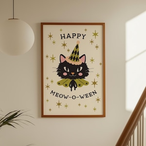 Puede incluir: Una lámina de arte mural enmarcada que muestra un gato negro con un sombrero de fiesta de patrón de arlequín verde y negro y un cuello con volantes verde. El texto HAPPY MEOW-O-WEEN está impreso en negro, rodeado de estrellas doradas sobre fondo crema.