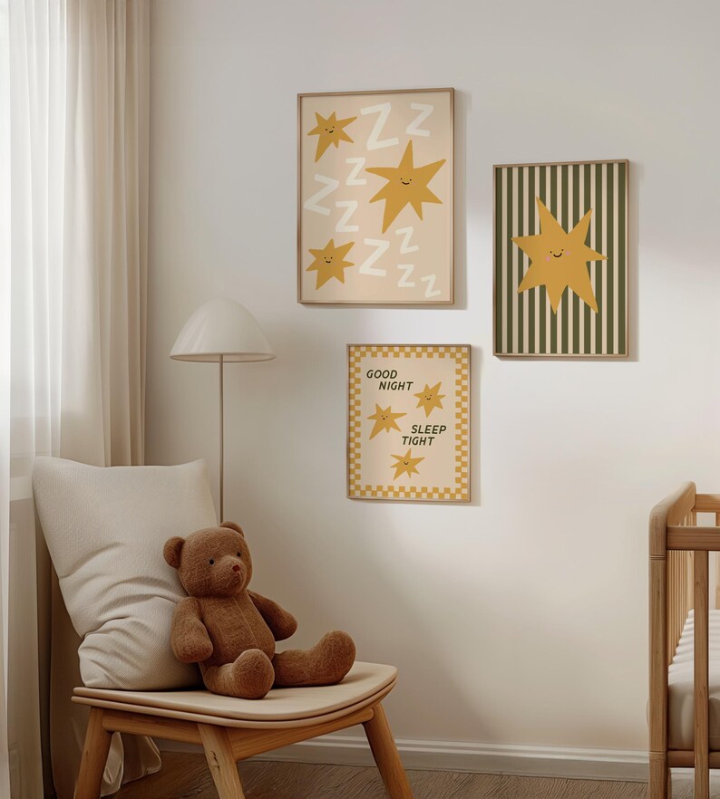 Puede incluir: Tres impresiones art&iacute;sticas enmarcadas con un tema de guarder&iacute;a. Las impresiones presentan estrellas amarillas y el texto "Good Night Sleep Tight". Una impresi&oacute;n tiene un fondo a rayas verdes y blancas. Un oso de peluche marr&oacute;n est&aacute; sentado en una silla de madera.