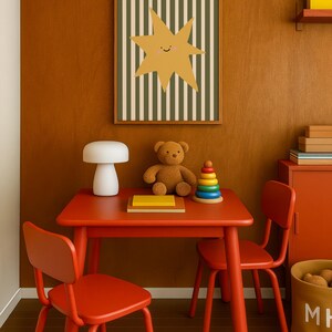 Puede incluir: Interior de habitaci&oacute;n infantil con mesa y sillas rojas, un estampado de estrella y un oso de peluche. El estampado de estrella tiene una estrella amarilla sobre un fondo a rayas. Una l&aacute;mpara blanca, un juguete de madera y un cubo de almacenamiento amarillo completan la escena.
