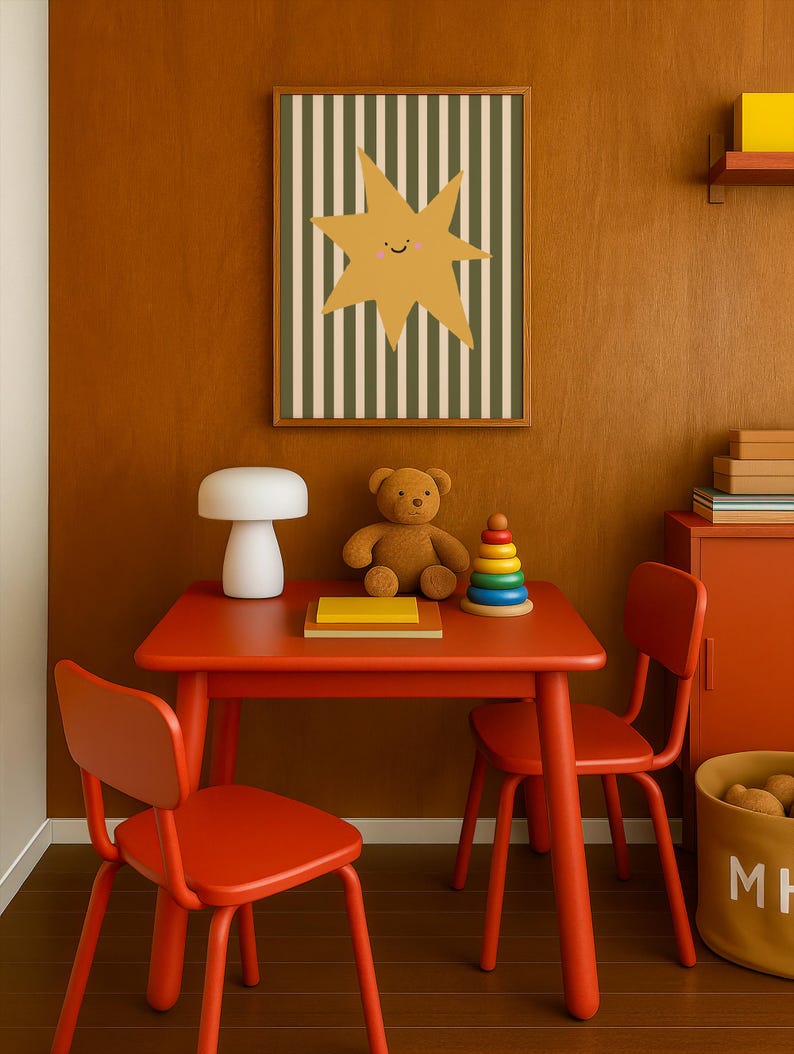 Puede incluir: Interior de habitaci&oacute;n infantil con mesa y sillas rojas, un estampado de estrella y un oso de peluche. El estampado de estrella tiene una estrella amarilla sobre un fondo a rayas. Una l&aacute;mpara blanca, un juguete de madera y un cubo de almacenamiento amarillo completan la escena.