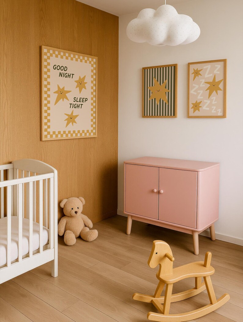 Puede incluir: Una habitaci&oacute;n infantil con una cuna blanca, un armario rosa y un caballito balanc&iacute;n de madera. El arte mural incluye una impresi&oacute;n enmarcada con el texto "GOOD NIGHT SLEEP TIGHT" e ilustraciones de estrellas. Un oso de peluche est&aacute; cerca de la cuna. Una l&aacute;mpara con forma de nube cuelga del techo.