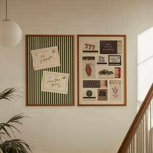 Può includere: Due decorazioni da parete rettangolari incorniciate. La cornice sinistra presenta uno sfondo a righe verde scuro e bianco con due cartoline appuntate con le scritte P.S. I love you e Love You More. La cornice destra mostra un collage.