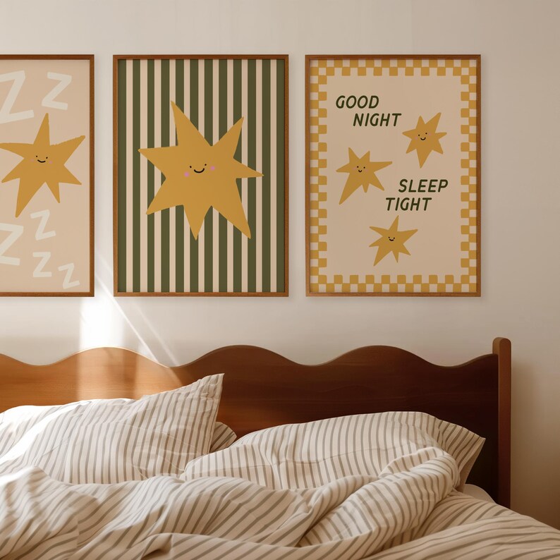 Puede incluir: Tres impresiones enmarcadas con un tema de hora de acostarse. Las impresiones presentan una estrella amarilla, la palabra "ZZZ" y las frases "Good Night, Sleep Tight". Los marcos son marrones y los colores de fondo son crema, verde y amarillo.