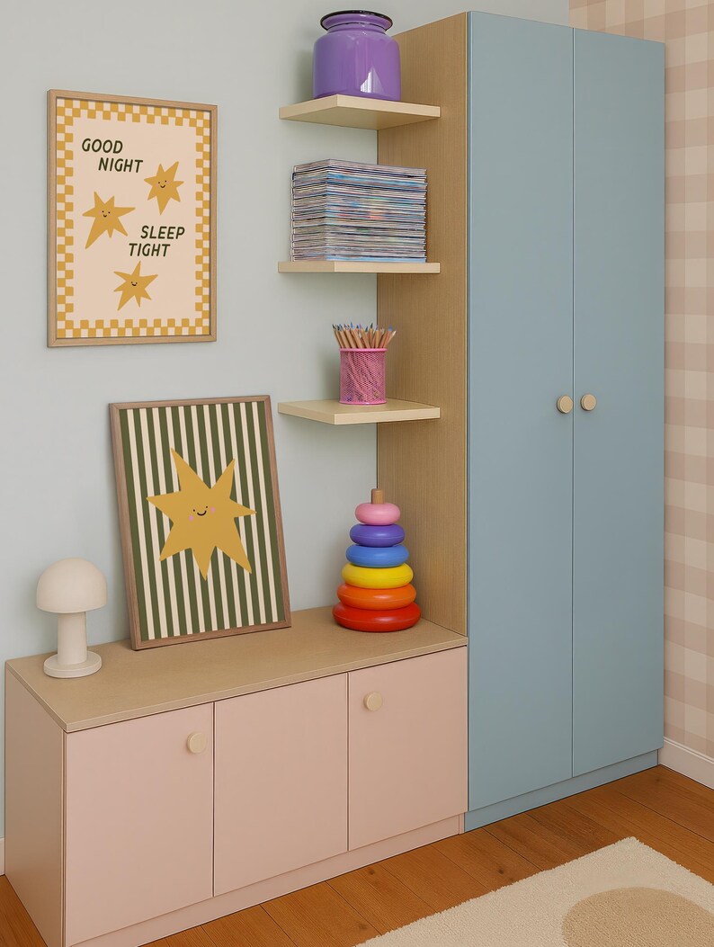 Puede incluir: Interior de habitaci&oacute;n infantil con armario azul claro, mueble de almacenamiento rosa y estanter&iacute;as de madera. Las estanter&iacute;as contienen un tarro morado, libros y l&aacute;pices. Las obras de arte incluyen un estampado enmarcado con el texto "GOOD NIGHT SLEEP TIGHT" y un dise&ntilde;o de estrella.