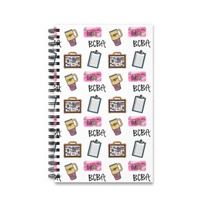 Könnte beinhalten: Ein spiralgebundenes Notizbuch mit einem sich wiederholenden Muster aus Kaffeetassen, Aktentaschen, Klemmbrettern und dem Text "Show me the DATA BCBA". Die Kaffeetassen haben ein gelbes und rosa Design.