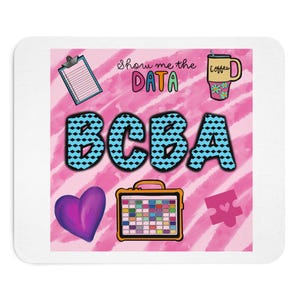 Könnte beinhalten: Ein quadratischer Untersetzer mit einem rosa-weiß gestreiften Hintergrund. Der Untersetzer zeigt den Text "Show me the DATA" und "BCBA" in großen Buchstaben. Weitere Grafiken sind ein Klemmbrett, eine Kaffeetasse, ein Herz und ein Puzzleteil.