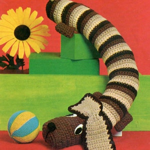 Patrón de ganchillo en PDF para burlete de puerta con forma de perro salchicha, perro salchicha amigurumi, bloqueador de corrientes de aire vintage para puertas.