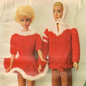 Op de afbeelding: Een vintage afbeelding van twee poppen in winterkleding. De pop links draagt een rode jurk met witte rand en schaatsen. De pop rechts draagt een rode trui, een bruine broek, een witte capuchon en schaatsen. De poppen houden elkaars handen vast.