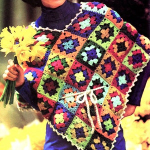Puede incluir: Un poncho de crochet colorido con un lazo en la cintura. El poncho está hecho de cuadrados de varios colores, incluyendo rojo, verde, azul, amarillo y naranja.