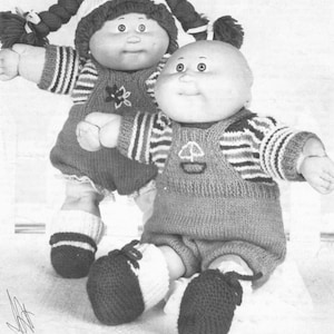 Puede incluir: Dos muñecas Cabbage Patch Kids con atuendos tejidos. La muñeca de la izquierda lleva un suéter a rayas y un mameluco con un diseño de flor. La muñeca de la derecha lleva un suéter a rayas y un mameluco con un diseño de velero. Ambas muñecas llevan zapatos tejidos.