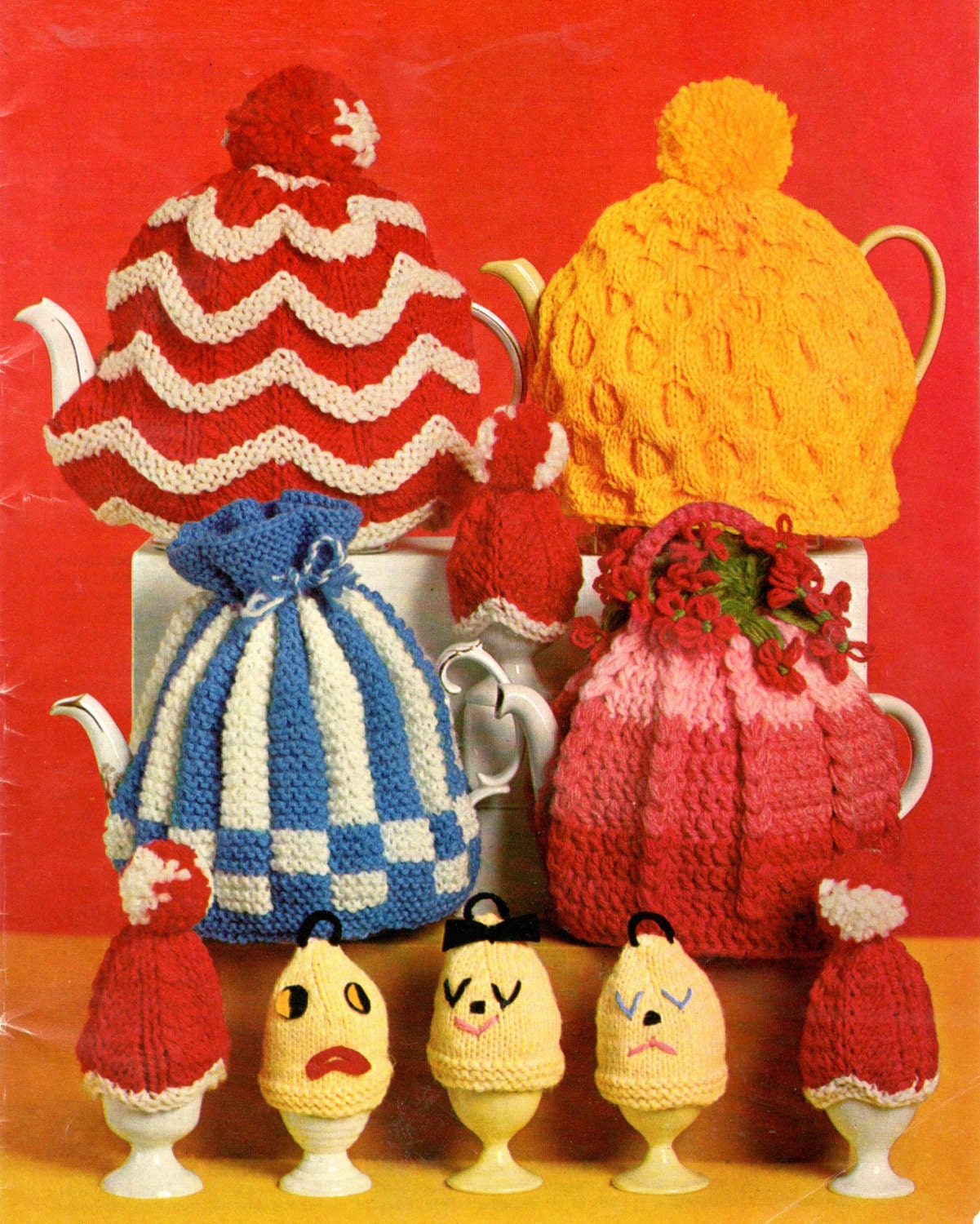Vintage Strick-Häkel-Muster Zopfmuster Blumenkorb Teekanne gemütlich Teewärmer 1960 Rüschen Ripple Girlande Kabel Eierwärmer Set pdf zum ausdrucken
