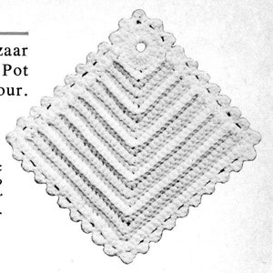 Può includere: Un sottopentola in crochet bianco con un motivo a rombi e un foro al centro.