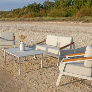 Zestaw mebli ogrodowych SandSea 4-osobowy – ręcznie robione aluminiowe leżaki i ceramiczny stolik kawowy na patio lub do ogrodu