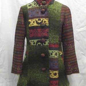 Könnte beinhalten: Eine Jacke mit grünem, braunem, rotem, gelbem und violettem Muster, mit einem hohen Kragen und fünf Knöpfen. Die Jacke ist aus gewebtem Stoff und hat eine leicht taillierte Silhouette.