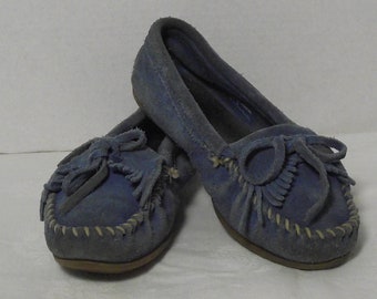 Minnetonka Indigo Blue Leather Rubber Sole Moccasins Sz 7.5 Fringed Loafer Cottage Chic Casual Southwest Country Western Slippers Rustic