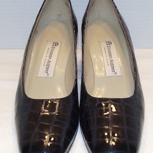 Etienne Aigner Faux Crocodile Print Patent Leather Wide Pump Slip On Shoes Women’s Size 8.5 M Black Charcoal Print Made In Spain Footwear
