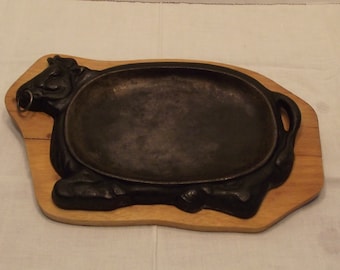 Bull Shaped Cast Iron Steak Fajita Single Serving Frying Pan w/ Heat Board Broiling Cooking Farmhouse Cattle Ranch Beef It&#39;s What For Dinner