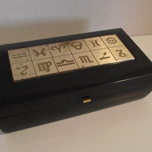 Detroit Divco Truck Sales Inc Caixa de música de lembrança e cartas de baralho do zodíaco de 2 baralhos com monograma L Lever ferida colecionável moderno de meados do século
