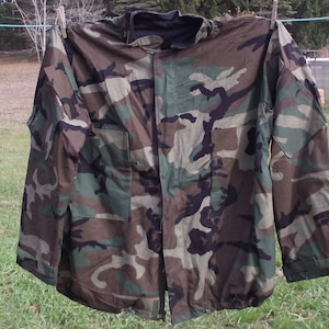 Camouflage Green Charcoal 2 Piece Military Suit Sz 44/XXL Men’s Jacket Pants Hunting Outerwear Woodland Marsh Great Outdoors No Odor Utility