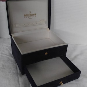 Boucheron Parfum Paris Sapphire Blue Velvet Jewelry Box Snap Belted Hinged Lift Top Slide Out Bottom Tray Off White Velvet Lining Storage