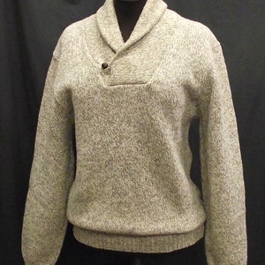 Winona Knits Tan/White Herringbone Sweater Men’s Sz L Fold Over Braided Button V Neck Chevron Collar Rustic Woodland Cabin Ski Vacation