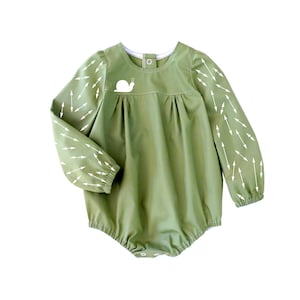 Modèle de barboteuse bébé Belfast à manches longues. Patron de couture en couches PDF pour les nourrissons, les nouveau-nés et les bébés. 0m-4a