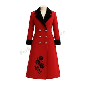 Puede incluir: Un abrigo rojo de doble botonadura con cuello y puños de terciopelo negro. El abrigo presenta seis botones plateados y un diseño floral negro en la parte inferior delantera. El abrigo se muestra en un maniquí.