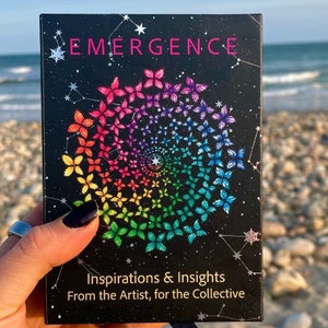 Carte Oracle - E M E R G E N C E Mazzo Oracle Indie da 63 carte ispirato all'emergere della vita nei regni della natura, mitici e cosmici immagine 2