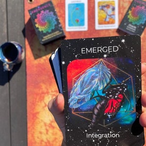 Carte Oracle - E M E R G E N C E Mazzo Oracle Indie da 63 carte ispirato all'emergere della vita nei regni della natura, mitici e cosmici immagine 4