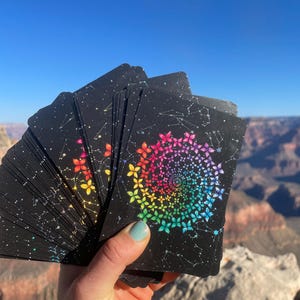 Carte Oracle - E M E R G E N C E Mazzo Oracle Indie da 63 carte ispirato all'emergere della vita nei regni della natura, mitici e cosmici immagine 3