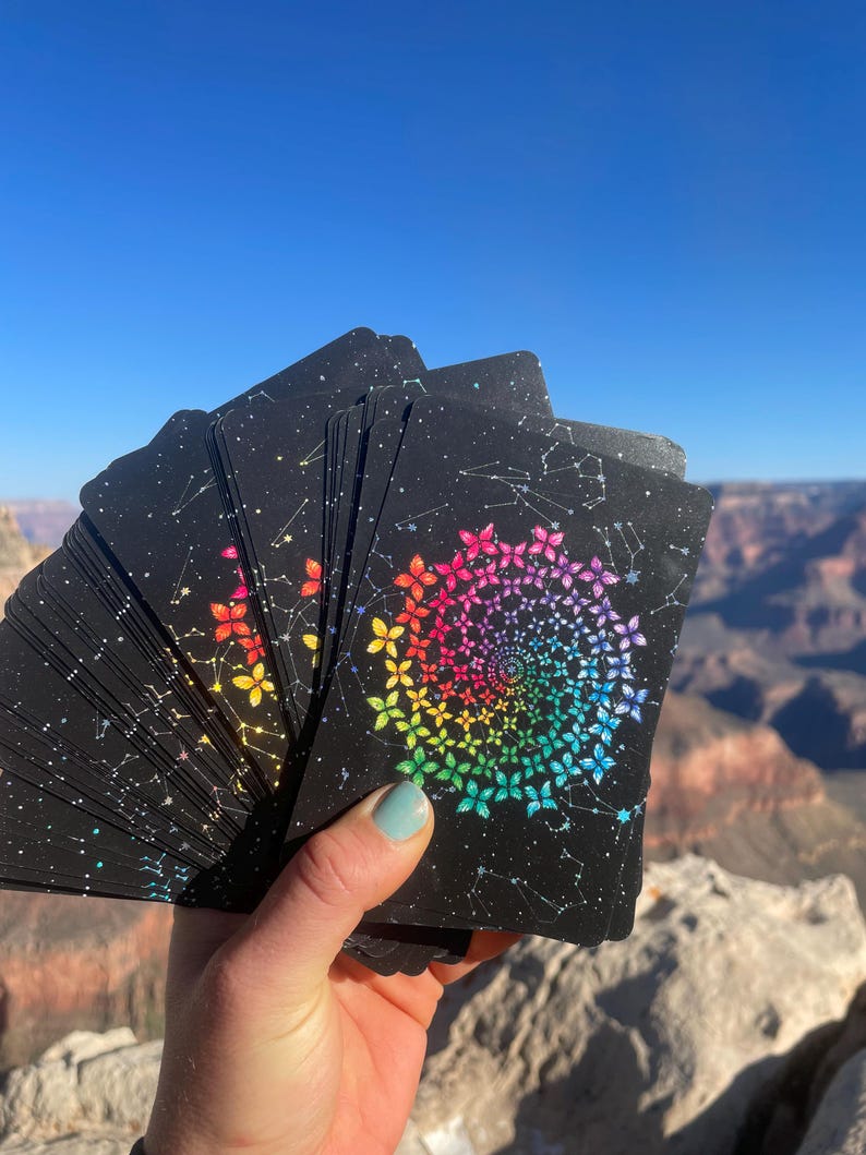 Carte Oracle - E M E R G E N C E Mazzo Oracle Indie da 63 carte ispirato all'emergere della vita nei regni della natura, mitici e cosmici immagine 3