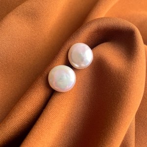 Entscheidende minimalistische Eleganz, knopfförmige natürliche Süßwasserperlen Ohrstecker ， 925er Silbernadeln.