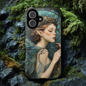 Puede incluir: Una funda de teléfono con una ilustración colorida de un hada con alas y una corona. El hada tiene ojos verdes y cabello largo y castaño. El fondo es un diseño de vitral azul y verde.