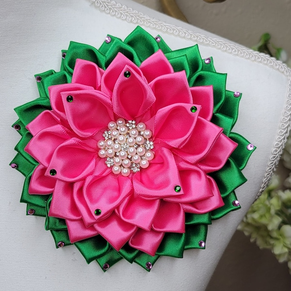 Alfiler de flor rosa y verde con pétalos de pedrería, broche, moda de la iglesia, hermandad, accesorios de boda, broche de flor de hombro