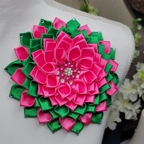 Alfiler de flor rosa fuerte y verde esmeralda con pétalos de pedrería, broche, moda de la iglesia, hermandad de mujeres, accesorios de boda, broche de flor de hombro