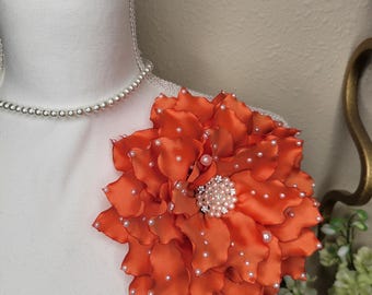 Broche de flor de satén naranja: Corsage de pétalos grandes con perlas - Tamaño 6.5 - 7 pulgadas