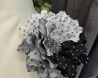 Broche/ramillete plateado, negro y blanco: broche de flor con diamantes de imitación. Tamaño: 6,5 - 7 pulgadas.