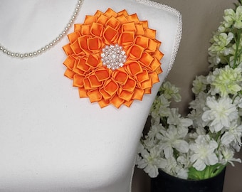 Orange Blumenbrosche oder wählen Sie Ihre Farbe Strass Blütenblätter, Kirchen Mode, Hochzeit Zubehör, Schulter Blumenbrosche