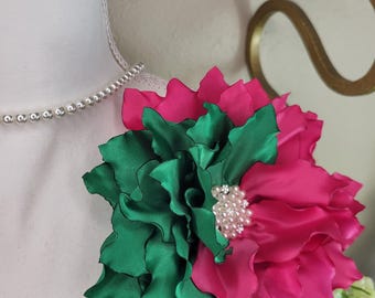 Rosa und Grüne Satin Brosche Corsage: Perle Blume Anstecknadel.  Größe 6,5 - 7 Zoll