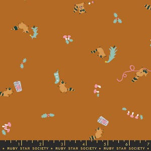 Peut inclure: Un tissu avec un motif répété de ratons laveurs de dessins animés, de bas de Noël, de champignons et de brins de houx sur un fond orange brûlé. Le texte "RUBY STAR SOCIETY" est en bas.