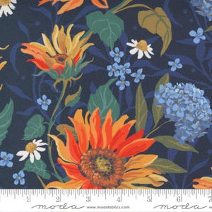 Peut inclure: Un tissu bleu marine avec un motif floral composé de tournesols, de marguerites et d'hortensias. Le tissu a un motif répétitif et est parfait pour le quilting, l'artisanat et la décoration intérieure.