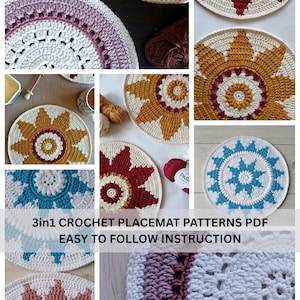 Op de afbeelding: Een collage van kleurrijke, handgemaakte gehaakte placemats. De placemats hebben verschillende ontwerpen, waaronder bloemen- en geometrische patronen, in tinten wit, rood, blauw, geel en bruin. De tekst onderaan luidt "3in1 CROCHET PLACEMAT PATTERNS PDF EASY TO FOLLOW INSTRUCTION."