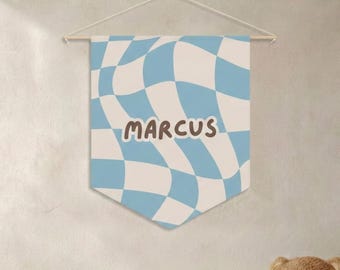 Gepersonaliseerde geruite kindermuurkunst: blauwe illustratiewimpel | Gepersonaliseerde kinderkamer muurbanner