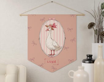 Gepersonaliseerde kinderwimpelmuurkunst: gansillustratie | Gepersonaliseerde kinderkamerbanner, roze strik