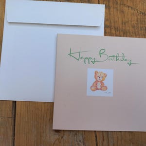 Bär Geburtstagskarte für Kinder,handgemaltes Design, quadratisches Format, in beige. Bärchen Motiv, Gruskarten mit Tierzeichnung, Druck.