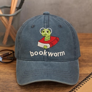 Geborduurde hoed met boekenwurm: cadeau voor boekenliefhebber